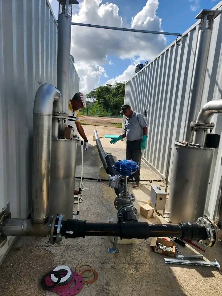 Avanza el montaje de la planta de biometano en Martí, Matanzas, con la participación de los proveedores.
Esta infraestructura permitirá el uso de biometano como combustible para ómnibus de transportación de pasajeros, incrementando la eficiencia energética y reduciendo emisiones