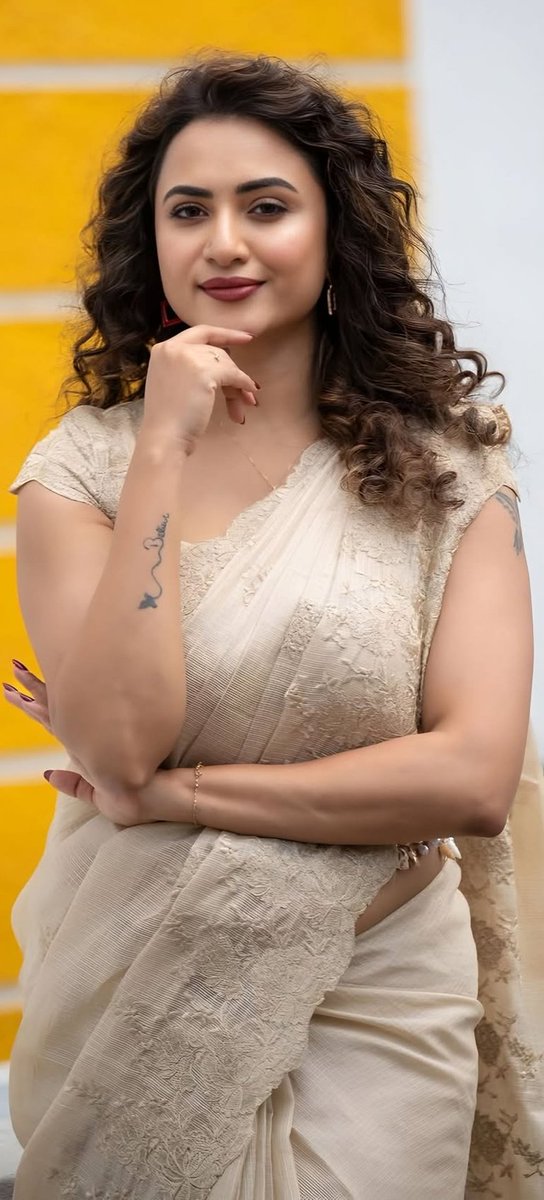 Sandykabariya's tweet photo. Can you guess the actress name correctly ?
#Bollywood #BollywoodActress #BollywoodActor #HindiCinema
#IndianCinema #Celebrity #CelebStyle #TrendingNow
#ViralPost #InstaCeleb #DesiVibes #HotLook
#GlamLook #MovieStar #StarStyle #Entertainment https://t.co/UkcFHJu4It