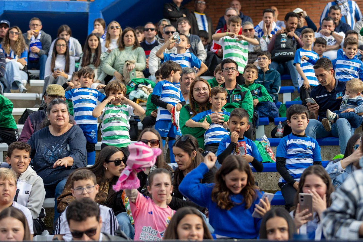 DipuHU's tweet photo. ⚽💙 Aficionados de #LucenadelPuerto, #Cortelazor, #ElGranado, #Manzanilla y #Aljaraque han disfrutado de la victoria del Recre desde la #Grada de la #Provincia, animando al Decano y viviendo en directo una tarde llena de emoción y fútbol en el Nuevo Colombino. https://t.co/vva2uTRxnI