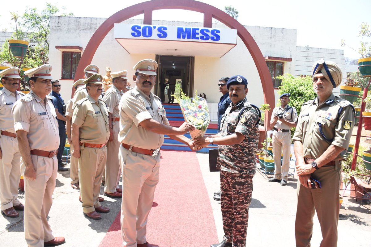 Ensuring highest standards of welfare, DG CRPF Shri G. P. Singh, IPS inspected Messes, barracks and Canteen at GC Pune, assessing food quality, accommodation and stock to enhance living conditions of personnel.
#CRPF #WESTERNSECTORCRPF