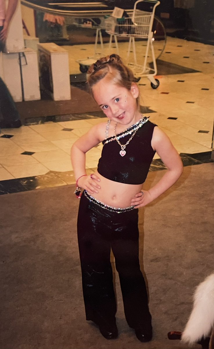 jadahsmoon's tweet photo. @HannahWorlddd 
the 20th anniversary was for this little rockstar and her adult self https://t.co/ST8apCHjQW