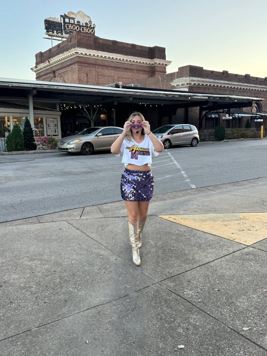 jadahsmoon's tweet photo. @HannahWorlddd 
the 20th anniversary was for this little rockstar and her adult self https://t.co/ST8apCHjQW