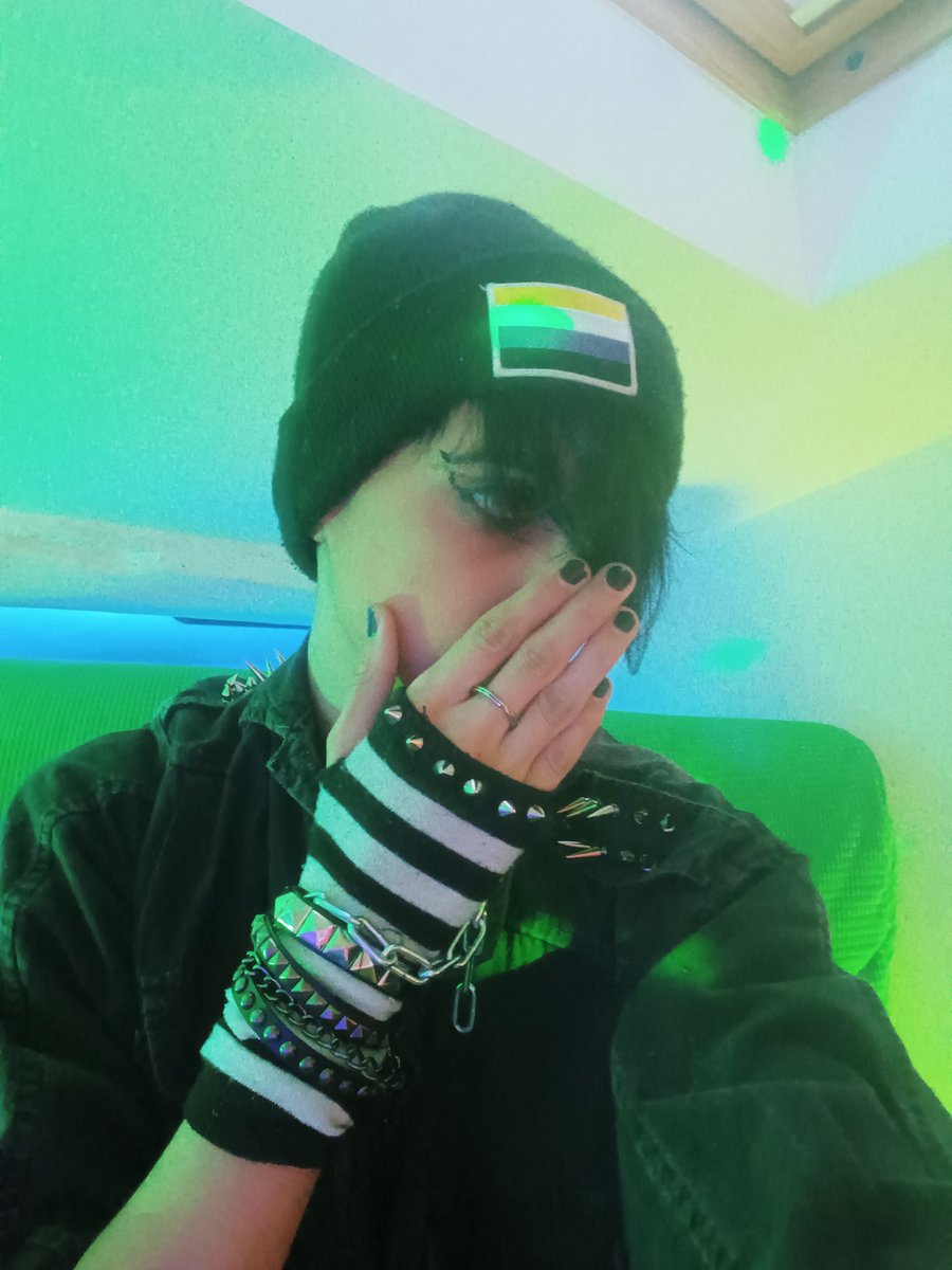 mickey_sharkoup's tweet photo. Guess who's back, more emo than ever babyyyyyyy ✨️🖤🖤🖤

#furry #emo https://t.co/aX0PEGpu6F