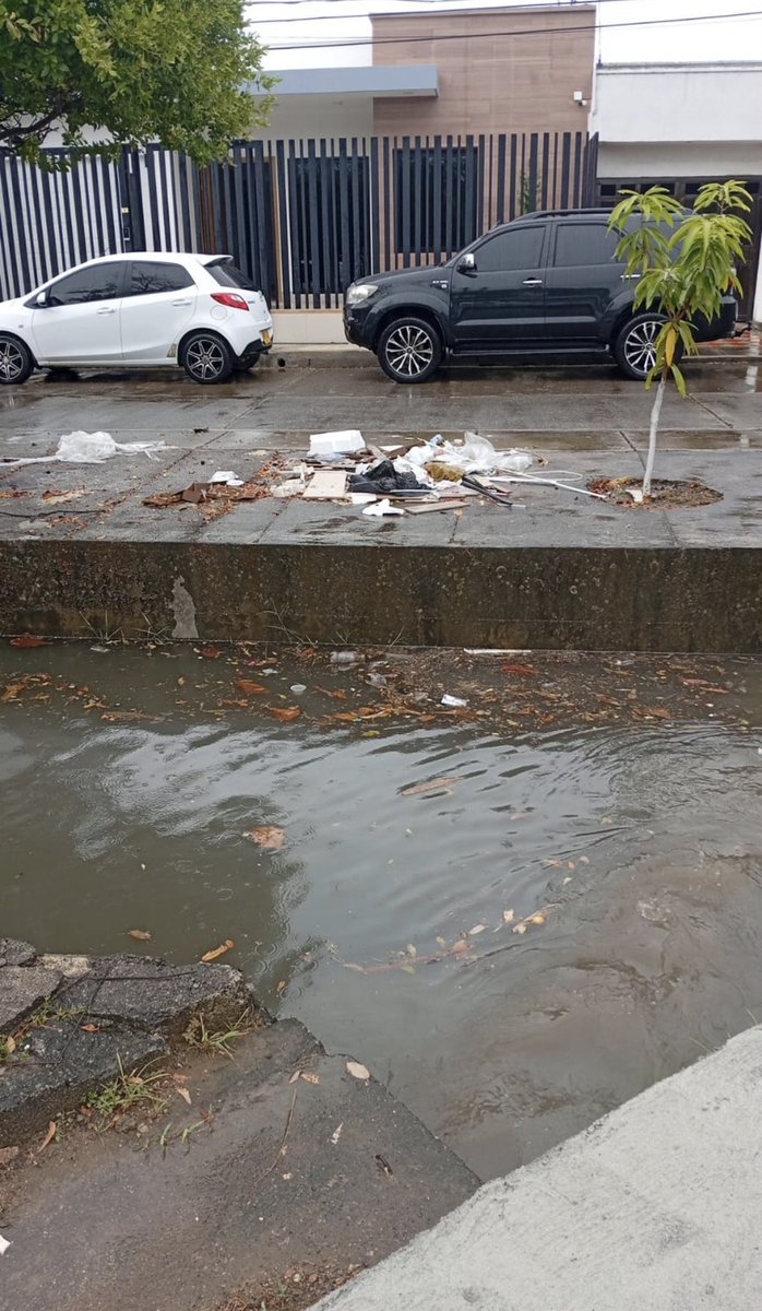 JuntaLacharme's tweet photo. Con bastante preocupación se encuentran los habitantes del barrio Lacharme con la elevación de los niveles de agua del canal por los trabajos que se adelantan en la 19 con 9, las últimas lluvias y el taponamiento por residuos están anunciando posibles inundaciones en las casas. https://t.co/1sMCi4eFbq