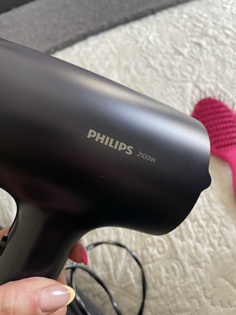 Maiops's tweet photo. @Philips pésimo los productos , un poco más de año de uso  y el secador de pelo está derretido. Tuve un secador de pelo marca Siegen por más de 5 años y jamás se derritió . Lo tuve que cambiar porque se apagaba.Y miren este! Derretido . No hay donde reclamar https://t.co/gR3ntuuUwR