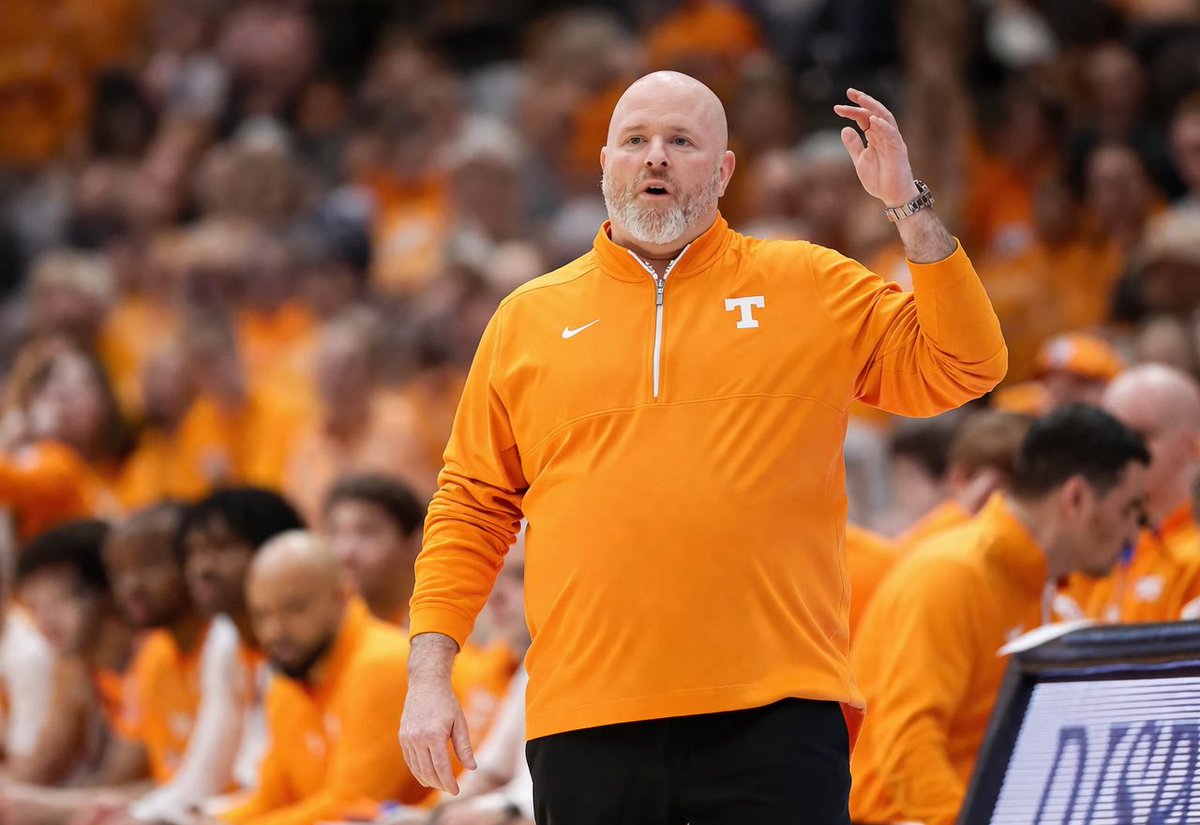 bigorangeTravis tweet media