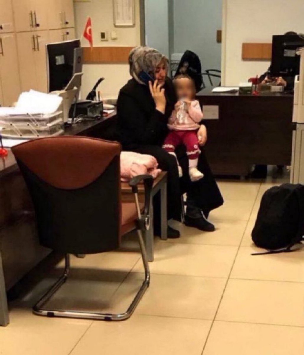 Sümeyye Aydın, kucağındaki 11 aylık bebeğiyle birlikte 13 Aralık 2022’de tutuklandı.

O bebek bugün 4 yaşında ve cezaevinde dokuzuncu bayramını geçiriyor.
Herkes elini taşın altına koysun
<a href="/Bensezenn/">Sezen Aksu</a> 

SahiBugün BayramMı