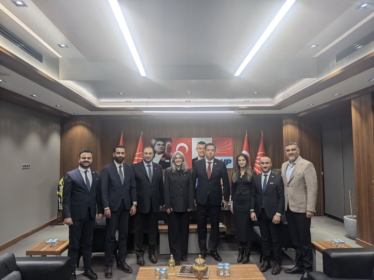 istanbulorgutu's tweet photo. İl Yöneticilerimiz, bayram vesilesiyle; Anahtar Parti, DEM Parti, Deva Partisi, Gelecek Partisi, İYİ Parti, Saadet Partisi, Yeniden Refah Partisi ve Zafer Partisi yöneticileriyle Genel Başkanlık ofisimizde bir araya geldi.

Ramazan bayramının ülkemize huzur, adalet ve barış  getirmesini diliyor, sevdiklerinizle geçireceğiniz nice bayramlar diliyoruz.