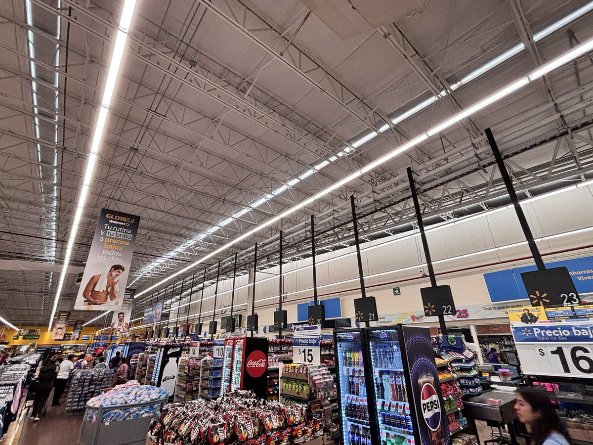 rcamacho4's tweet photo. 23 cajas y solo una abierta en @WalmartMexico Puebla Periplaza!!! Y todo por ahorrar en sueldos. Ah pero sus precios suben cada semana!! @JCarlos_Valerio @carlosmartinh @FerCanalesF https://t.co/3nGKC6TWxJ