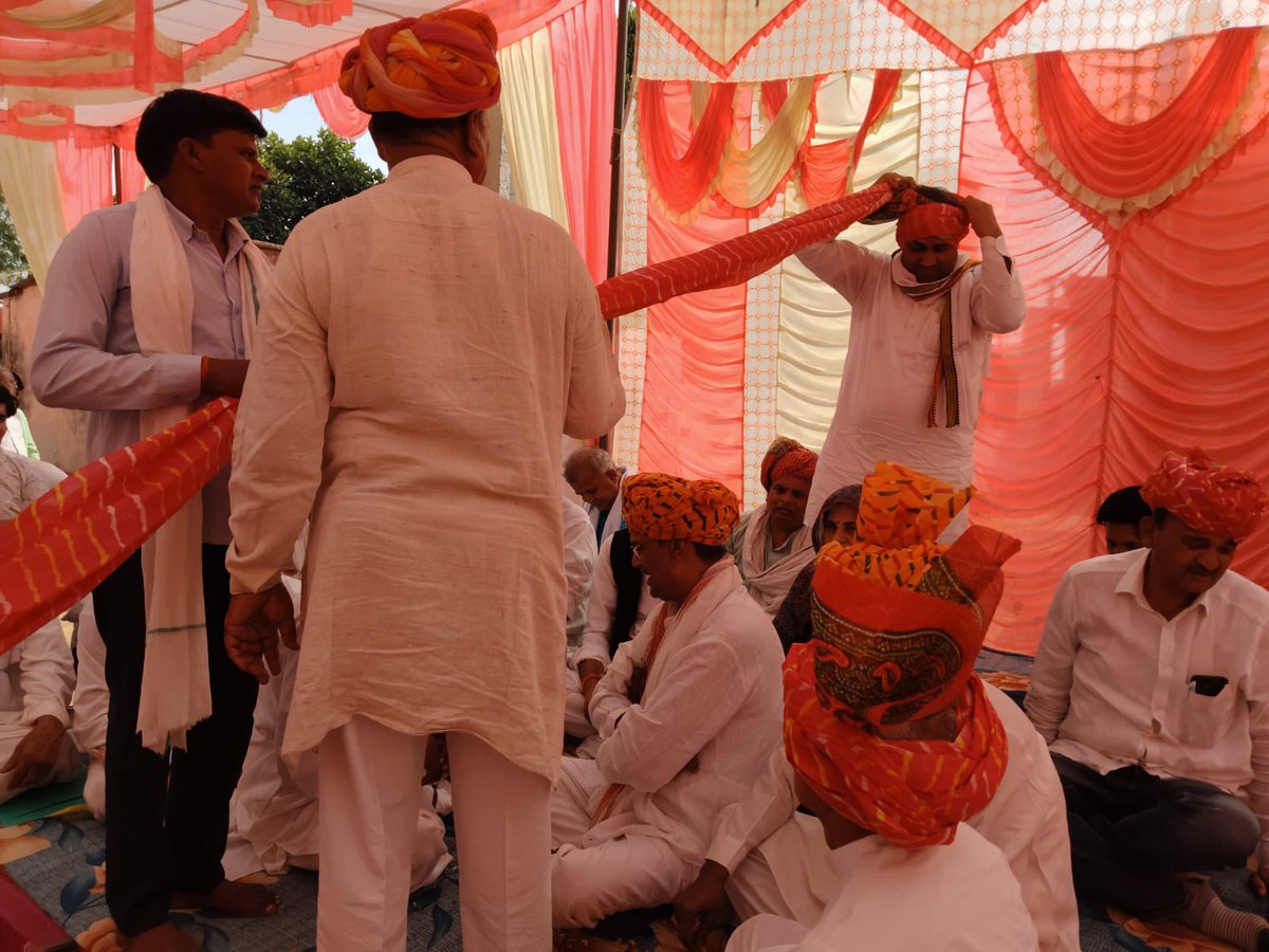 vishal_INC's tweet photo. #सपोटरा : बेरुंडा में पूर्व प्रधान रामधन बैरवा जी के सुपौत्र के कुआं पूजन कार्यक्रम में सम्मिलित होकर परिवारजनों को शुभकामनाएं प्रेषित की। 
#sapotara #Sapotra #jaikailadevi 
@INCIndia @RahulGandhi @kharge @priyankagandhi @SachinPilot @ShayarImran @Sukhjinder_INC @Chiranjeev_INC @KRajuINC @pravchak 
@SachinAhimsa @VikrantBhuria @GovindDotasra @TikaRamJullyINC @GhanshyamMahar_