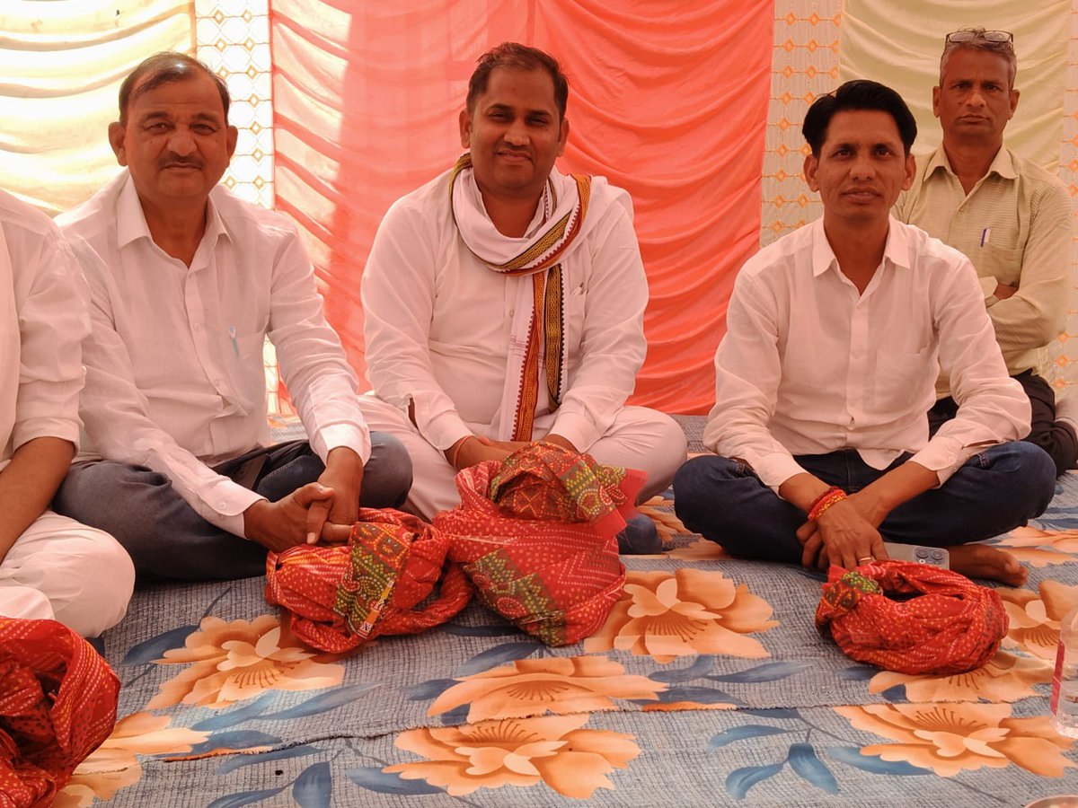 vishal_INC's tweet photo. #सपोटरा : बेरुंडा में पूर्व प्रधान रामधन बैरवा जी के सुपौत्र के कुआं पूजन कार्यक्रम में सम्मिलित होकर परिवारजनों को शुभकामनाएं प्रेषित की। 
#sapotara #Sapotra #jaikailadevi 
@INCIndia @RahulGandhi @kharge @priyankagandhi @SachinPilot @ShayarImran @Sukhjinder_INC @Chiranjeev_INC @KRajuINC @pravchak 
@SachinAhimsa @VikrantBhuria @GovindDotasra @TikaRamJullyINC @GhanshyamMahar_
