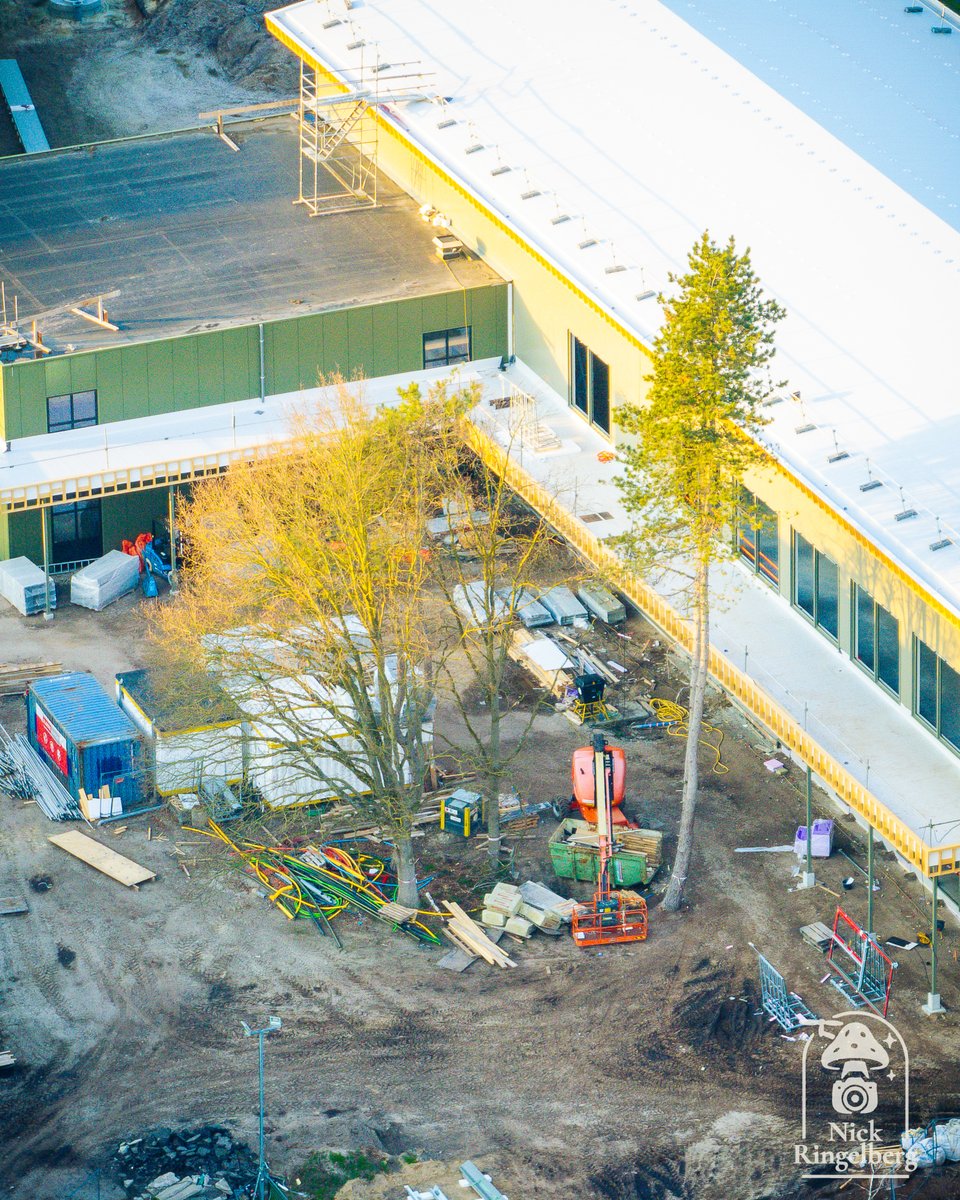 RingelbergNick's tweet photo. Bouwupdate bij Toverland: de nieuwe werkplaats van de Technische Dienst krijgt al steeds meer vorm.
#Toverland #themeparks #bouwupdate
π Toverland https://t.co/XkbEaWJlEa
