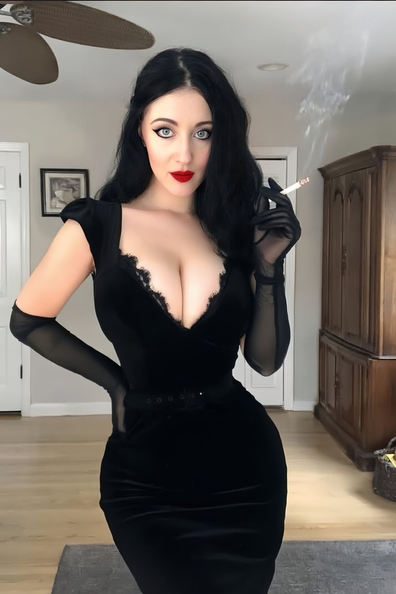 Selene Smokes tweet media