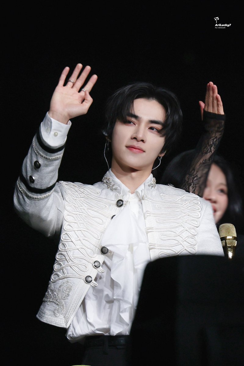 AriLucky7 tweet media