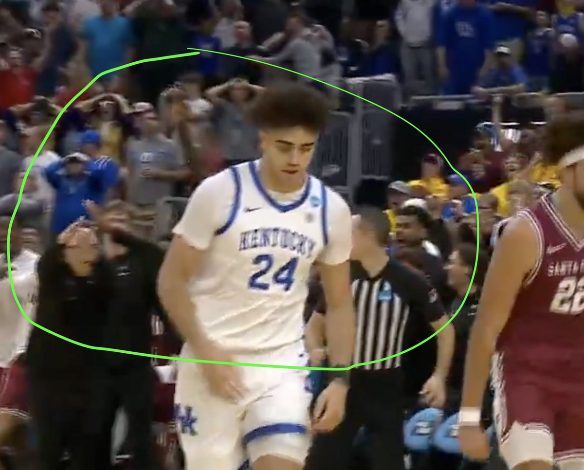 benniejoe_2's tweet image. things you can't verify in a 2.4 sec EOG sequence...clock not starting w/ Kentucky inbounder beginning the process, two referees looking away instantly from coach calling a timeout. One thing for certain you can verify is referee Todd Austin saw coach Herb Sendek call timeout👀🤬