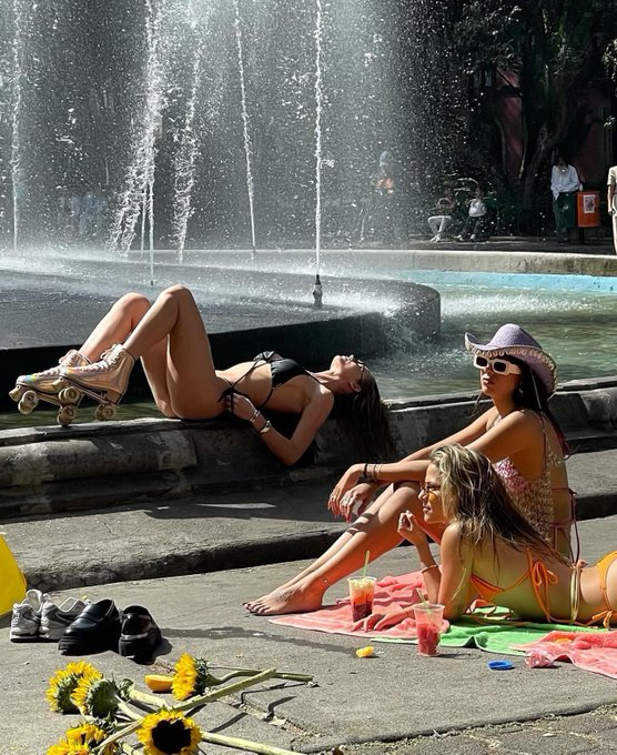 BowTiedPassport tweet media