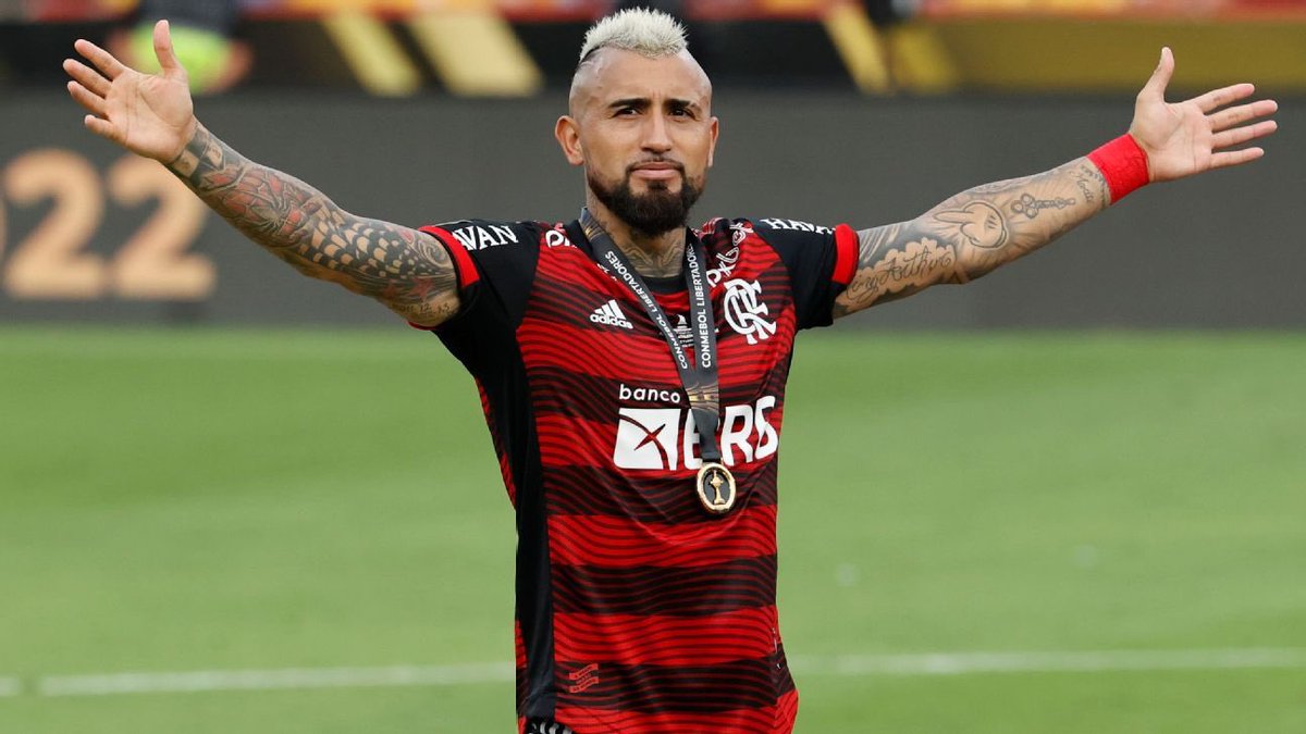 oarthurzinhofc's tweet photo. Vejo muita gente falando que a passagem do Vidal aqui foi uma falcatrua, que não existiu e etc.

Eu tenho uma visão diferente.

Por mais que tenha sido uma contratação meio “modo X”, influenciada por rede social, ele veio pro Flamengo, fez o que tinha que fazer, foi campeão e depois seguiu o caminho dele.

Prefiro esse tipo de passagem do que a de jogador que fica 5 anos no clube, sugando até a alma e sem produzir dentro de campo.