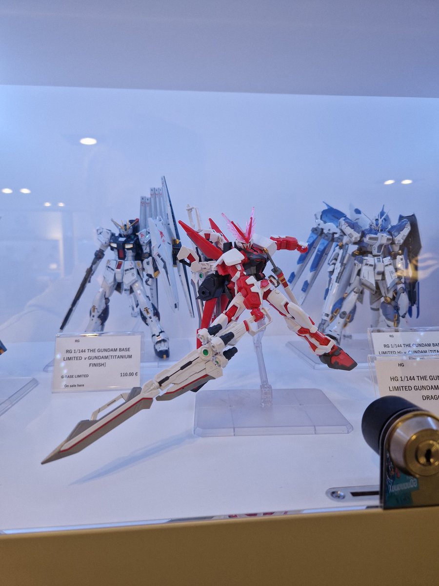 n00ki3's tweet photo. Heute dann noch nach Düsseldorf im Gundam Base Pop Up Store gewesen. 

Dabei dann drauf geachtet, dass der Gundam Store exclusive und nicht zu teuer war. https://t.co/0sl14CjhAh