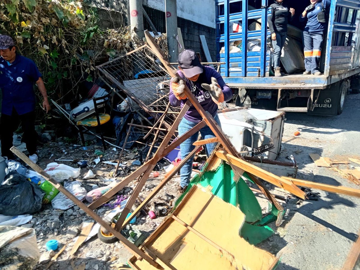 alcaldia_ss's tweet photo. Espacios recuperados, ordenados y limpios para la comunidad Palermo, Zona 4, tras una jornada de limpieza voluminosa que permitió retirar residuos acumulados y mejorar el entorno para sus habitantes.🚯🚛 https://t.co/0AEduOQX6I