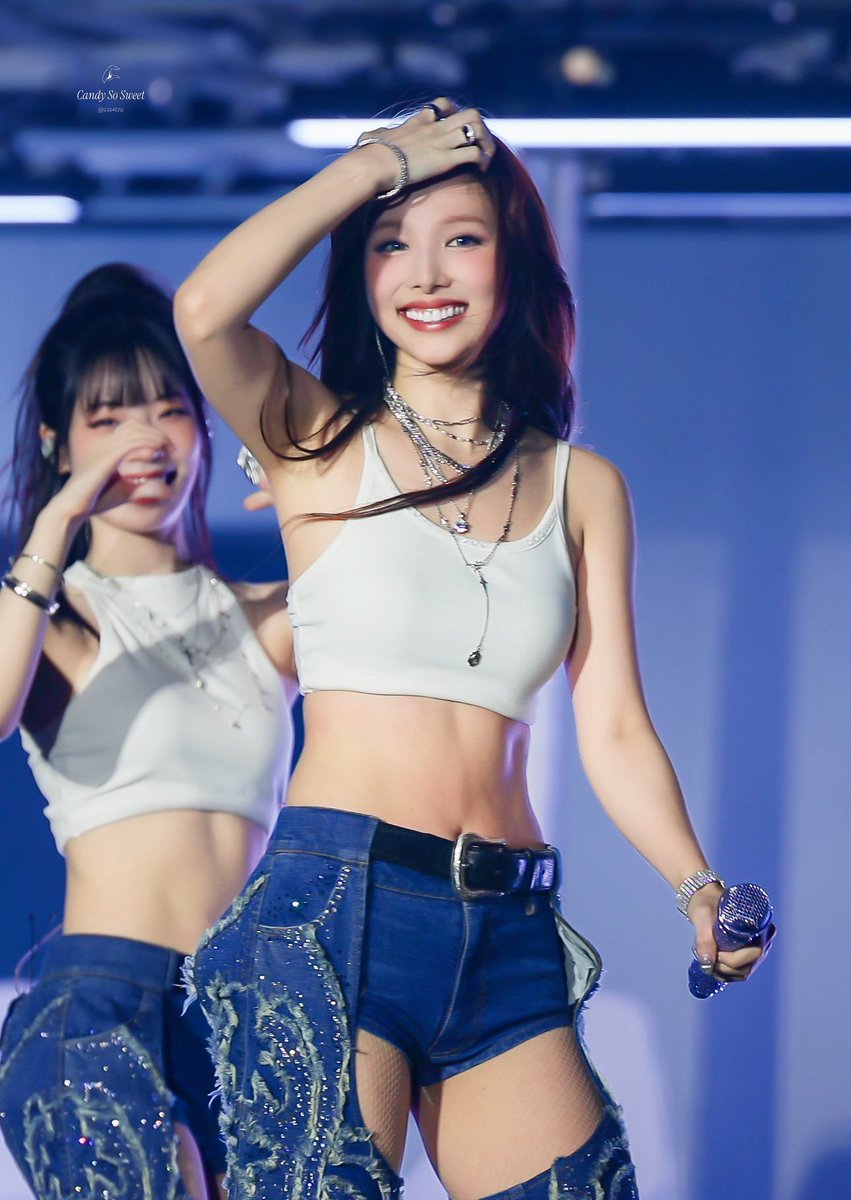 npomvtt's tweet photo. 😭 Nayeon do TWICE após descobrir que ganhou como fofa em votação feita pelos fãs do grupo se as integrantes se encaixavam mais como fofas, sexy ou cool.

'Eu achava que eu era sexy' https://t.co/5rwR5aZoVZ