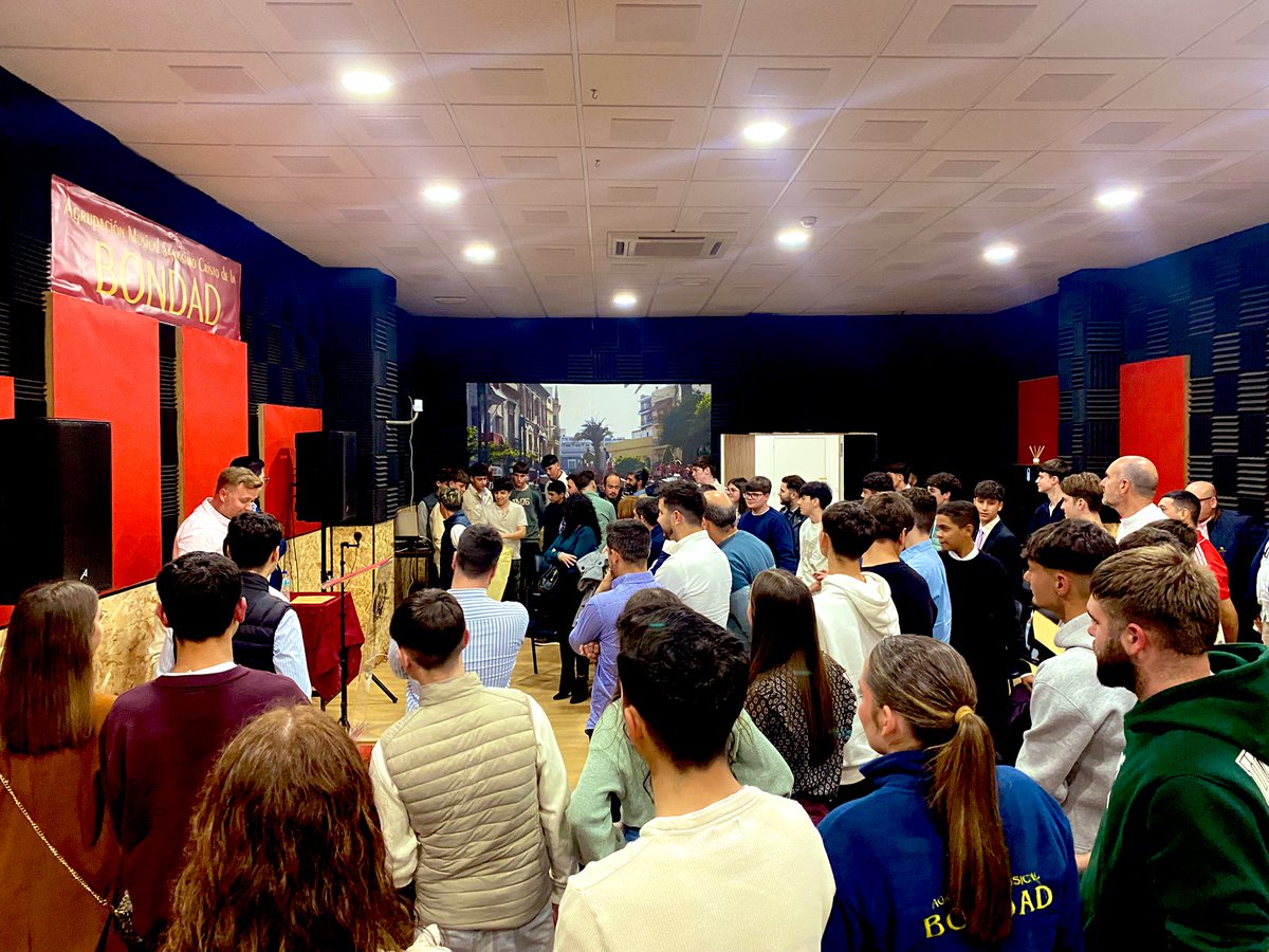 Hoy ha sido un día especial marcado en nuestro calendario. Día de pregón de nuestra particular S. Santa a cargo de Jesús Fabra García, además, hemos entregado los diplomas a los nuevos componentes y las estrellas a los veteranos que cumplen al menos 5 años. Felicidades a todos.