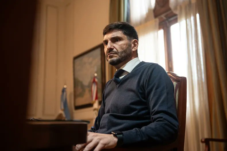 ❗️ES EL MODELO

Pullaro mira de cerca el monitor del conflicto social y apuesta a moverse poco de #SantaFe

🔗 letrap.com.ar/c5422673
✍️ <a href="/PelaCastroOk/">Gustavo Castro</a>