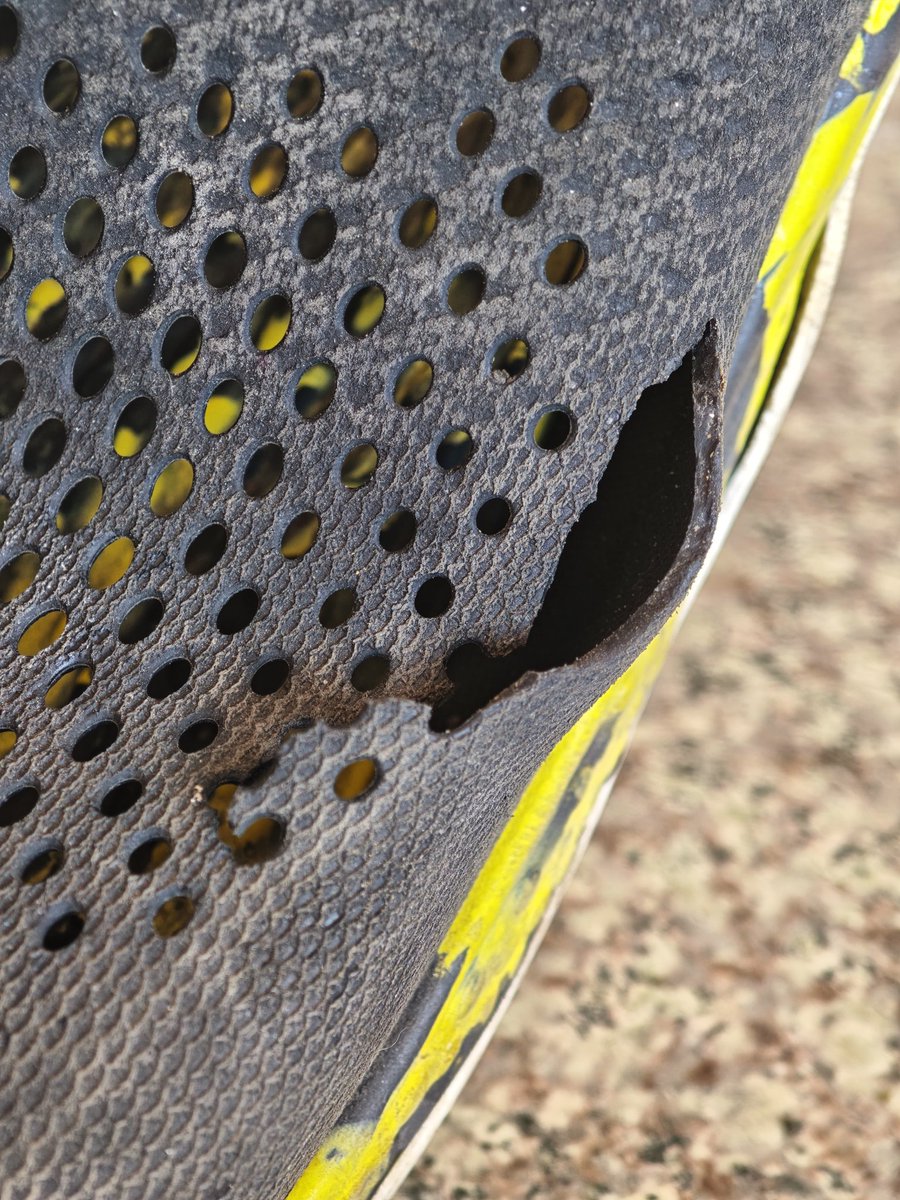 jucamani's tweet photo. @Crocs Hi Friends,
I'm disappointed. They broke suddenly. https://t.co/RufA8nB9dM