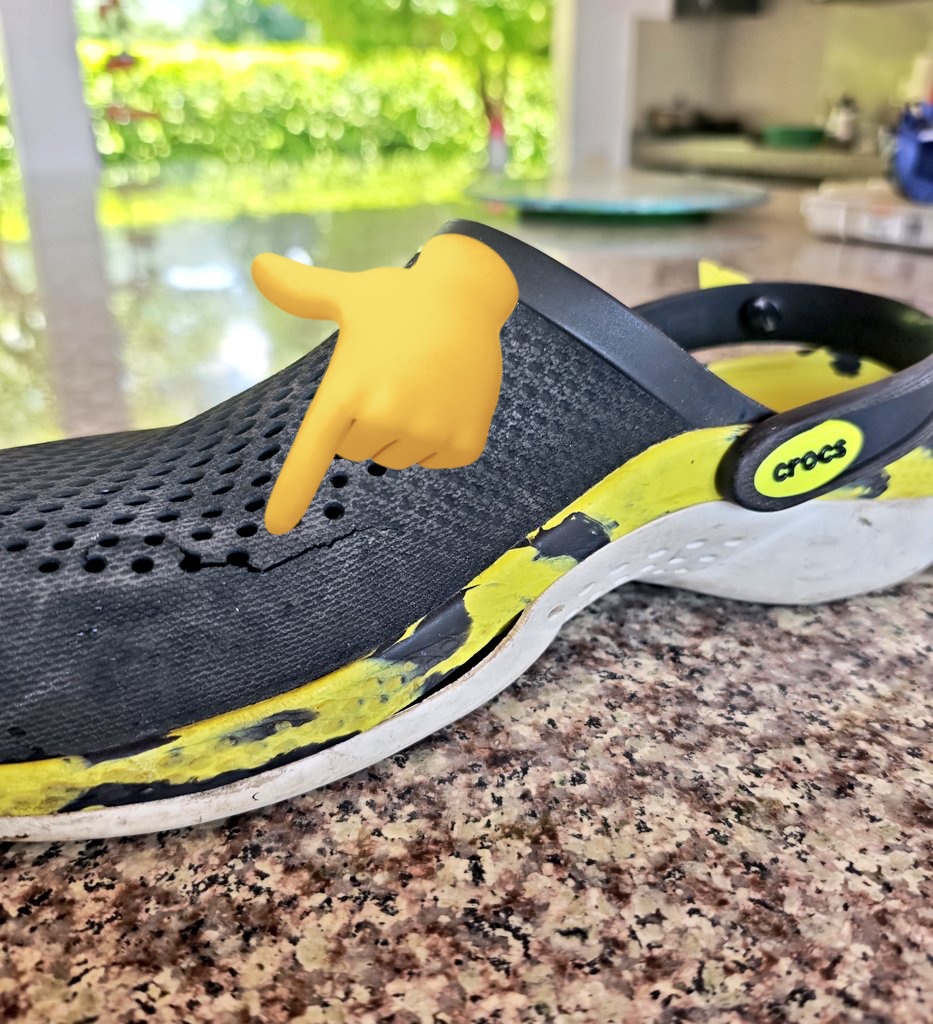 jucamani's tweet photo. @Crocs Hi Friends,
I'm disappointed. They broke suddenly. https://t.co/RufA8nB9dM