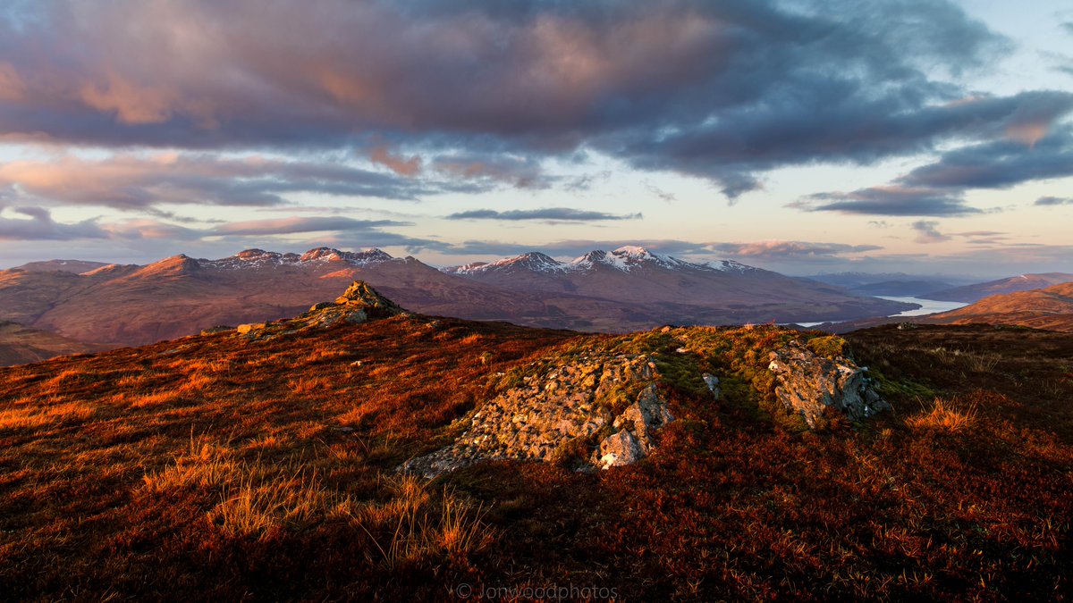 jonwood1978's tweet image. Summit of Beinn Leabhainn at sunset looking towards Ben Lawers group...

#mountains #Scotland #getoutside