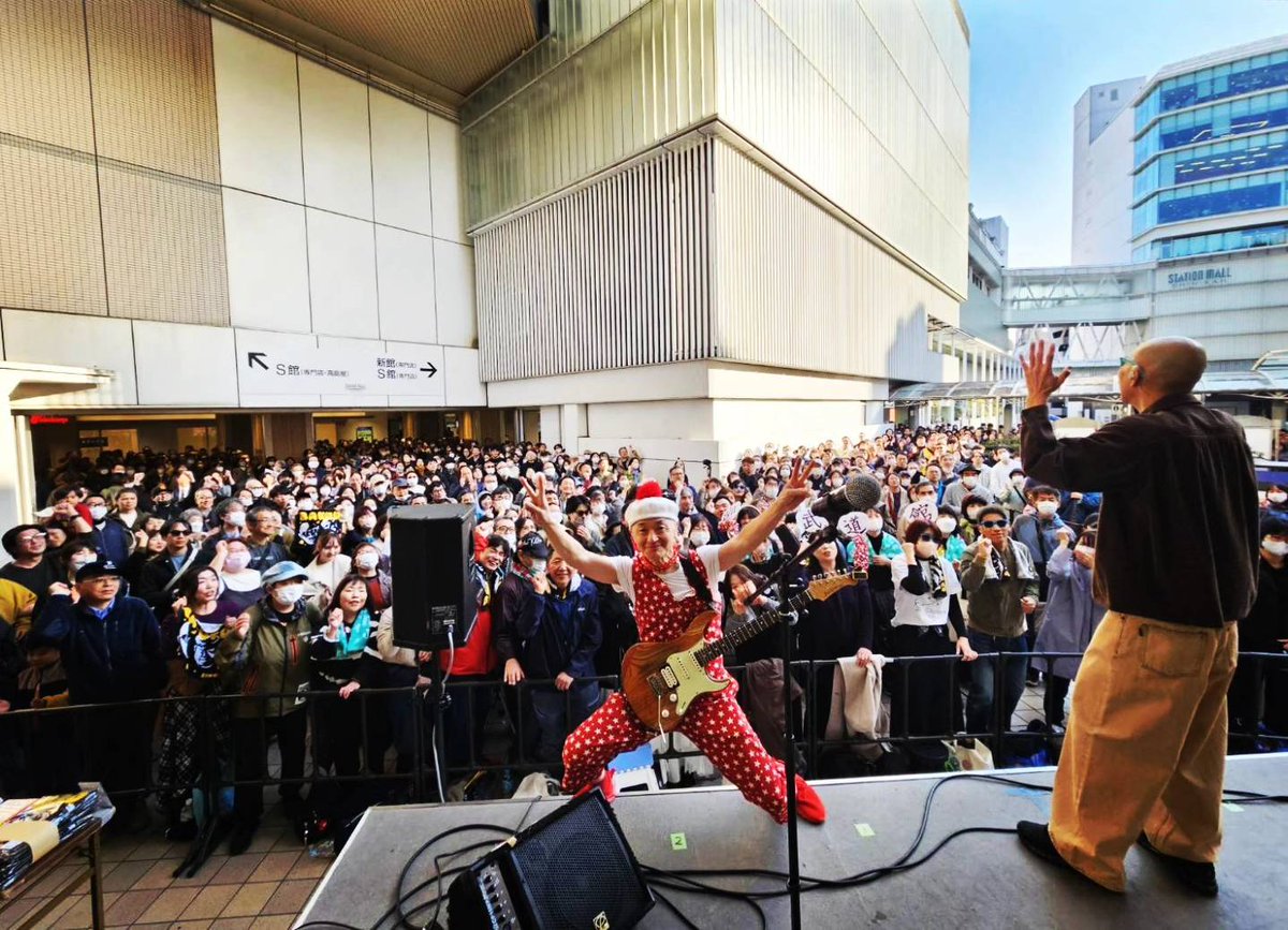 papalakawai's tweet photo. 「音街かしわ×柏髙島屋」年に一度のSPライブ盛り上がったぁぁぁ！ステージから実家まで直線距離500ｍの超地元であります。やっぱり生まれた街ってのは特別で格別でスペシャルです、ハイ。 https://t.co/AFNQRc1d1D