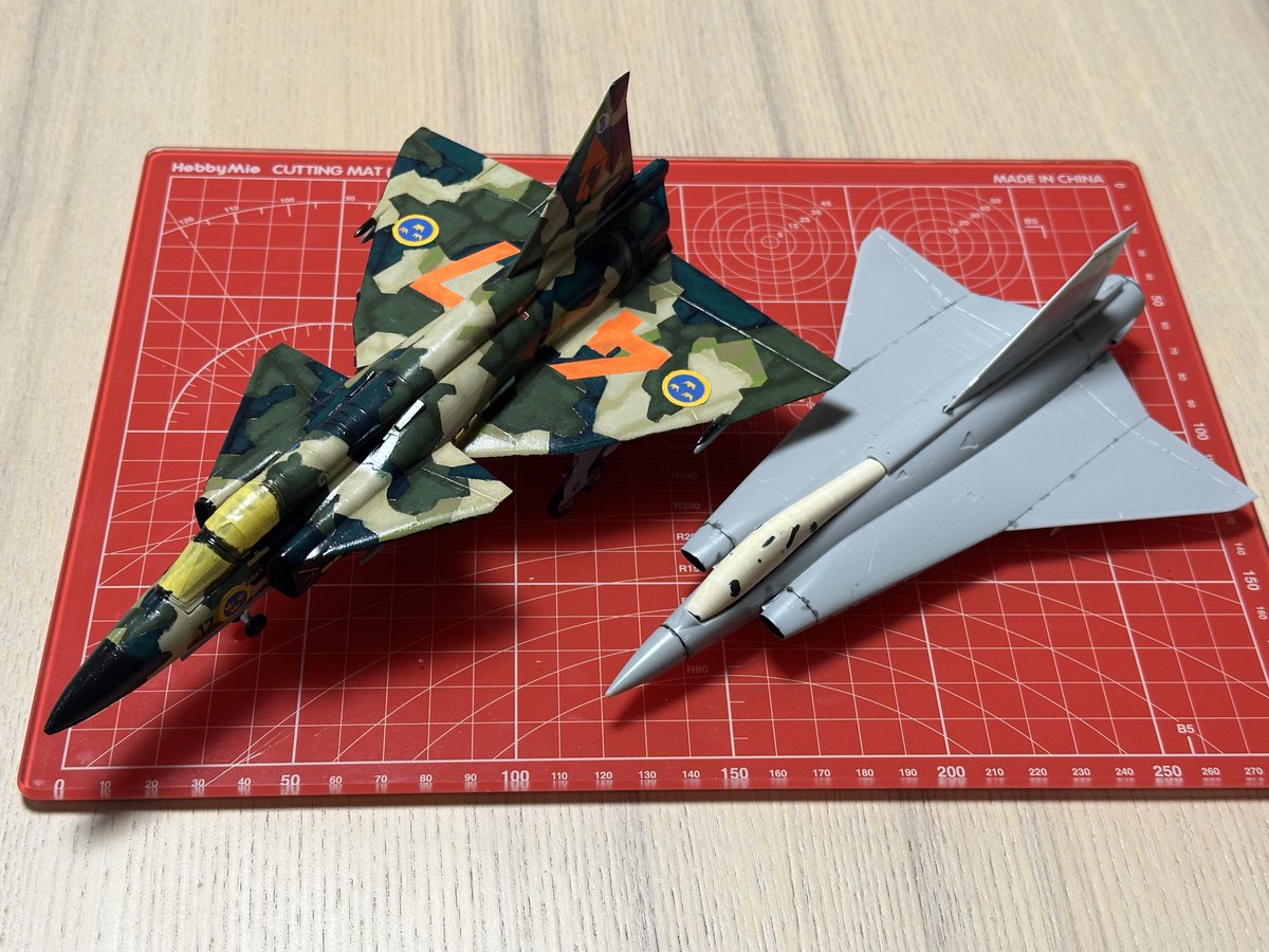 StayInTheBed's tweet photo. 森林迷彩のJA37 JaktviggenとSk35c 複座Draken. Viggenはあとは艶消し拭いてウェザリング、Drakenは次はキャノピーをバキュームで生成する作業。一筋縄じゃいかないことばっかりやっている。トリクラウンの塗装しかり。大人しくデカール貼ってリタッチだけすればよかった https://t.co/wyJl49D3Fb