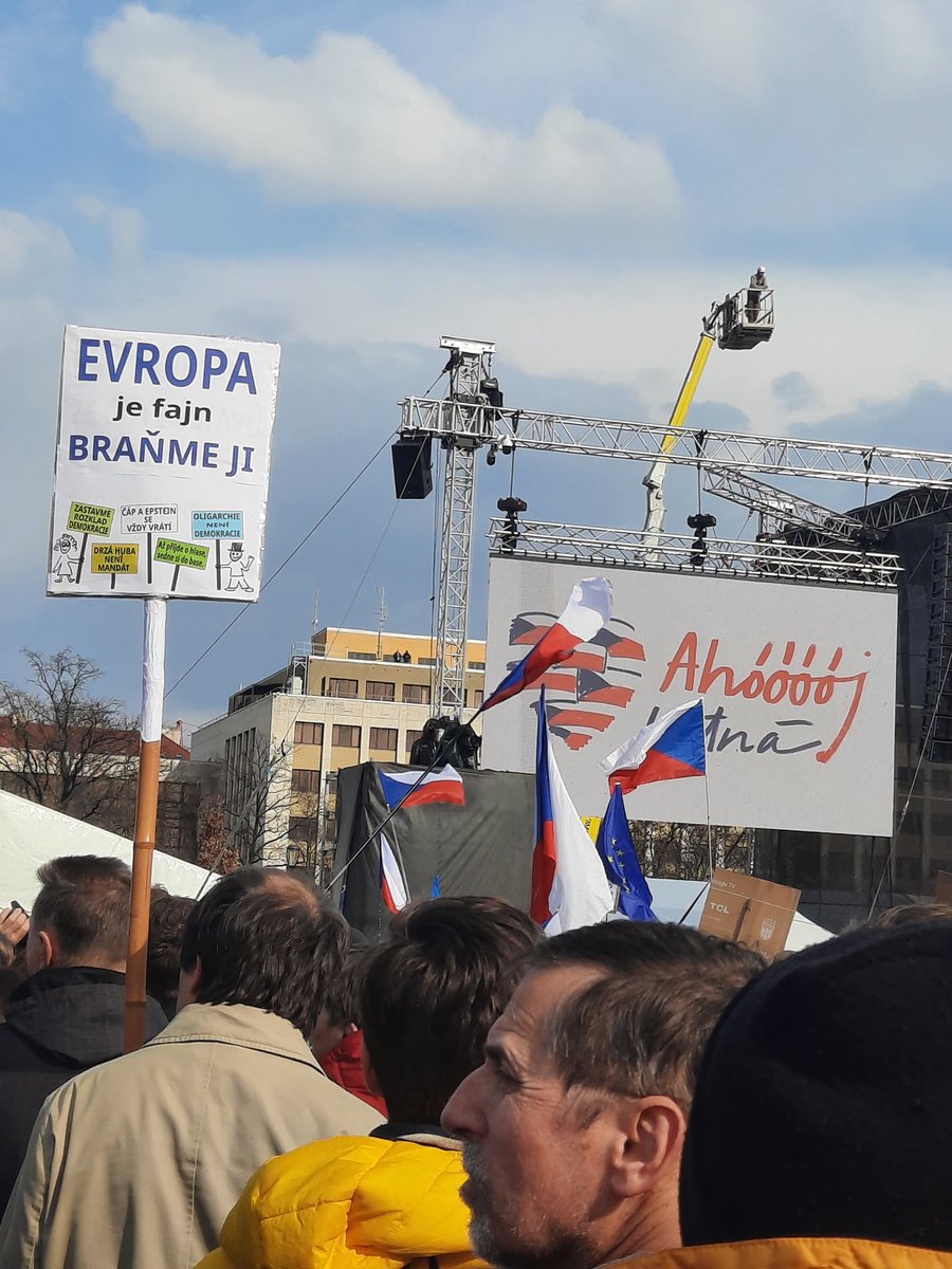 Beltina__'s tweet photo. Letná, 21.3.2026. Hodně aktivních mladých lidí, dokonce i dětí. Tahle země má naději. Neboj. Budeš dobrej. Ruku na to.
@milionchvilek https://t.co/ePswhVNVXm
