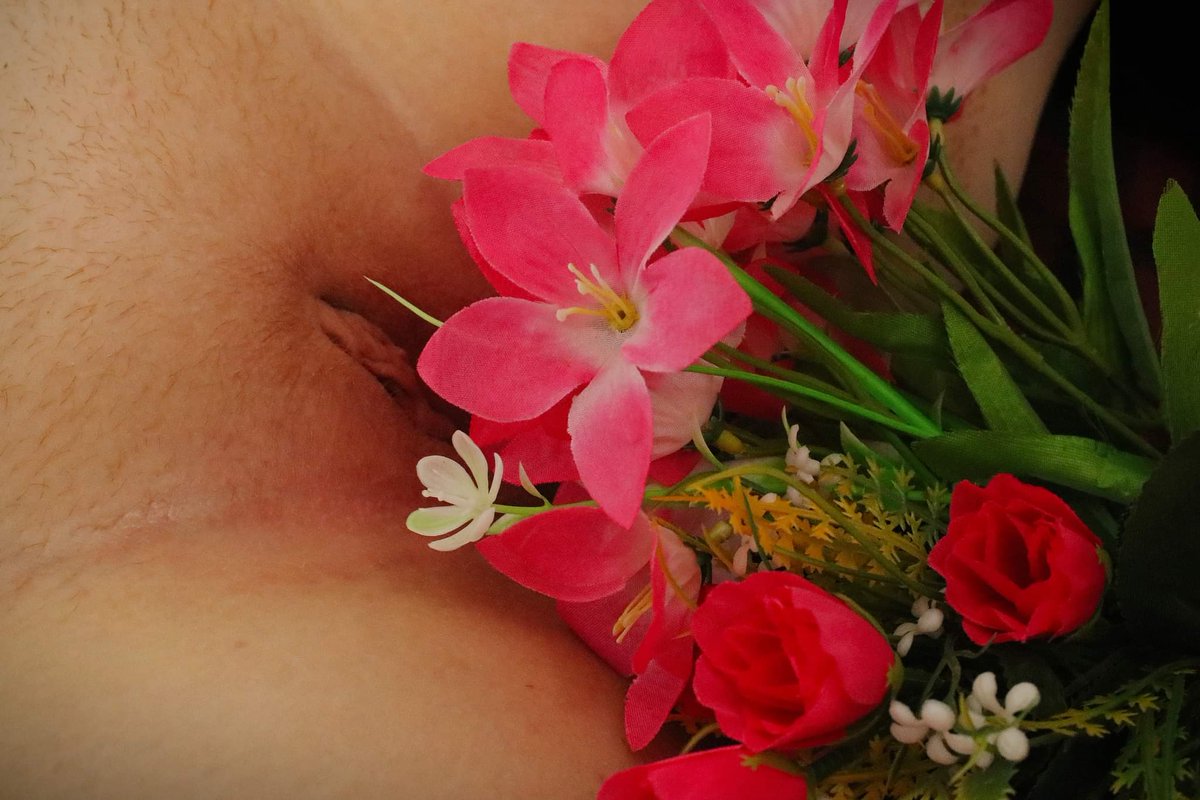 VickrageTi28335's tweet photo. Smelling the flowers #flowers #pussy https://t.co/YsnZQluHUW
