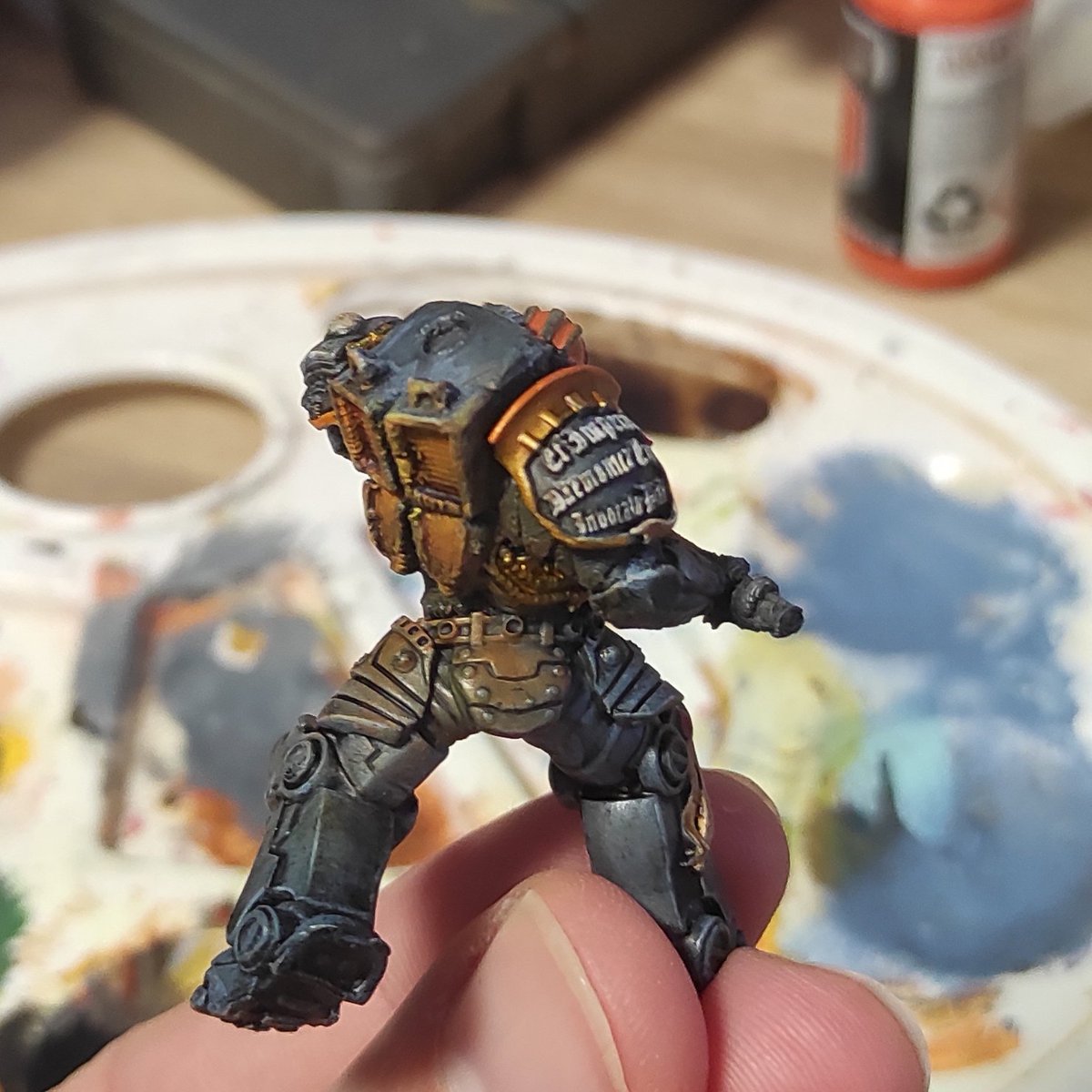 ArxOpus's tweet image. Test de peinture et de couleur sur une mini imprimé en 3D.
Je ne sais pas trop ce que je cherchais à faire mais je trouve le schéma intéressant😅
Le manche du marteau est un cure-dent en bois. Il faut que je recolle le reste...

#warhammer40k
#minipainting