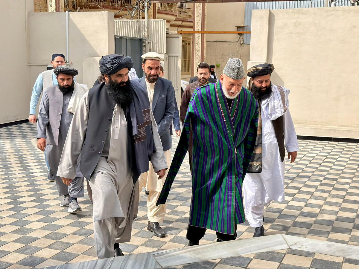 badruddin9998's tweet photo. Today mr .hamid karzai  and most of the responsible people of the former government had come to exchange eid greetings and to discuss about recent events with H.E khalifa Sirajuddin haqqani.
In this meeting they insisted on the unity of Afghanistan and about his gov and about 1/2 https://t.co/8AaaJR4QAT