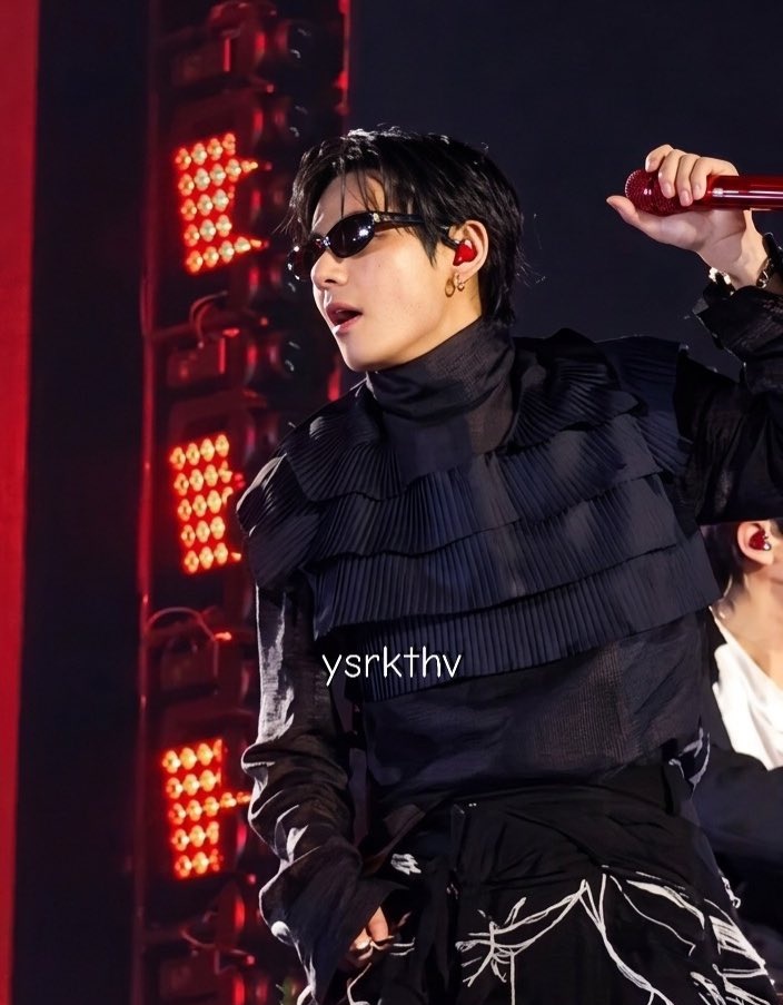 vantecraze's tweet photo. didn't knew even taehyung wearing glasses would make so much noise  he is really the centre of everyone's attention I MEAN LOOK AT THE MATERIAL https://t.co/A4ClutRDtM