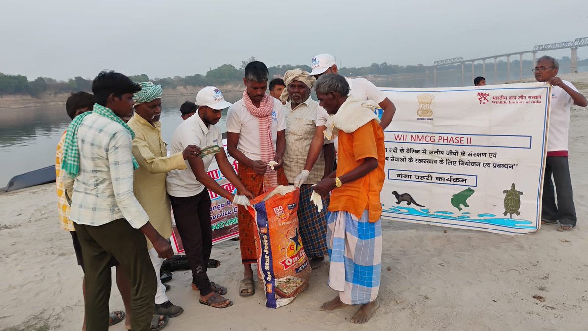 The Ganga Praharis at Sarsaul, Varanasi, Uttar Pradesh conducted a cleanliness drive by engaging local communities and sensitised the participants about aquatic biodiversity conservation and cleanliness of the Ganga River.