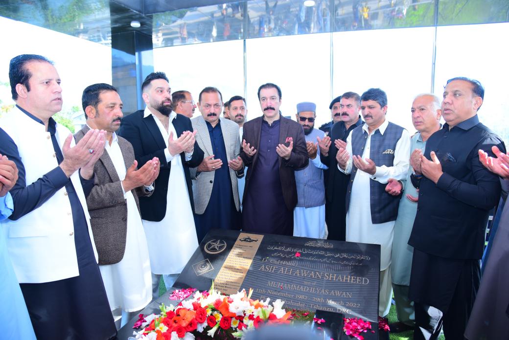 وزیراعظم آزادکشمیر فیصل ممتاز راٹھور کا عید الفطر کے موقع پر لیفٹیننٹ کرنل آصف علی اعوان شہید کے مزار کا دورہ ۔
وزیراعظم آزادکشمیر نے لیفٹیننٹ کرنل آصف علی اعوان شہید کے مزار پر پھولوں کی چادر چڑھائی اور فاتحہ خوانی بھی کی۔
#Pmajk
#eidulfitr
#kashmir