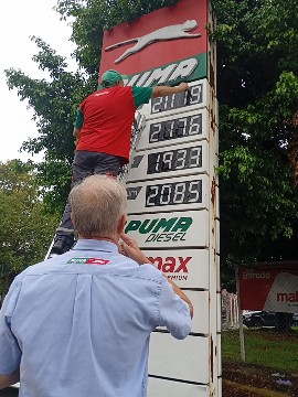phRiBarrientos's tweet photo. Hoy volvieron a aumentar los combustibles: remarcaciones diarias en surtidores. La desregulación tras la Ley Bases ata precios al crudo internacional y golpea el bolsillo.
📸@ph.ricardobarrientos

#crisis #argentina #economía #GuerraEnMedioOriente https://t.co/6x5FW9OLFs