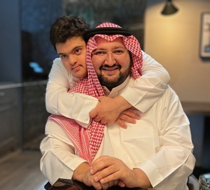 اليوم يلتقي يوم الأم مع اليوم العالمي لمتلازمة داون

فنستحضر معنى الأمومة، بكل ما تحمله من عطاء وثبات، ونستحضر قيمة الاختلاف، بكل ما يضيفه من عمق وإنسانية.

ولدى كثير من ذوي متلازمة داون، تقف أم حاضرة بكل تفاصيل الرحلة، تتعلم وتُعلّم، وتمنح دون انتظار، وتبني بيئة قائمة على الفهم