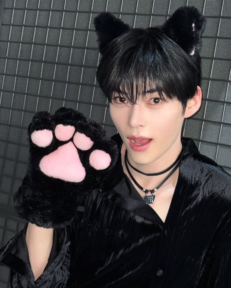 ave 𖧧 tweet media