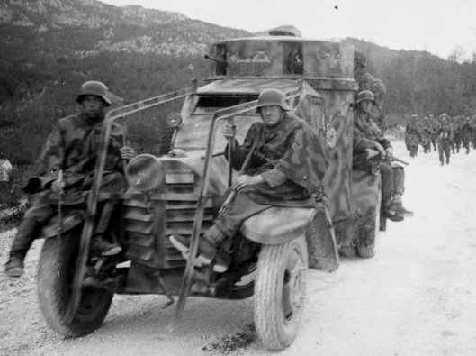 ランチア1ZM装甲車ですね。息の長い兵器で、第二次大戦末期まで武装を変えてドイツ軍の治安部隊で使用されていました🙇