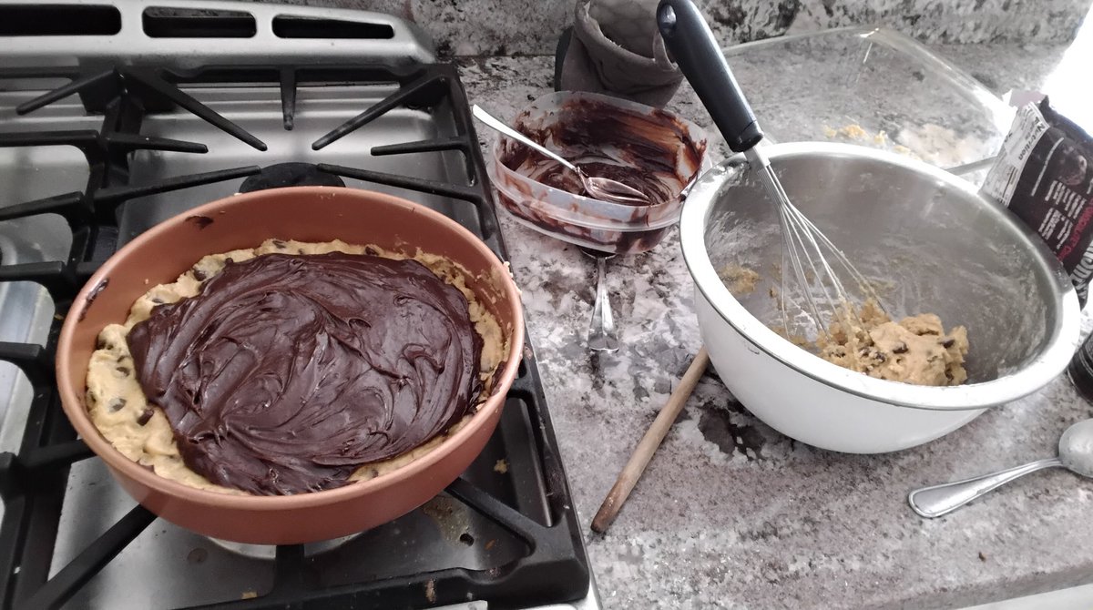 RK_HighloftXoX's tweet photo. 🦇✨️-★🍪+🥧=❓️❓️★
My cookie pie is in the oven right now. Just showing you my progress creation before it was on the oven
#BakingVibes #irlpost #cooking #dessert https://t.co/5PYbXonIaU