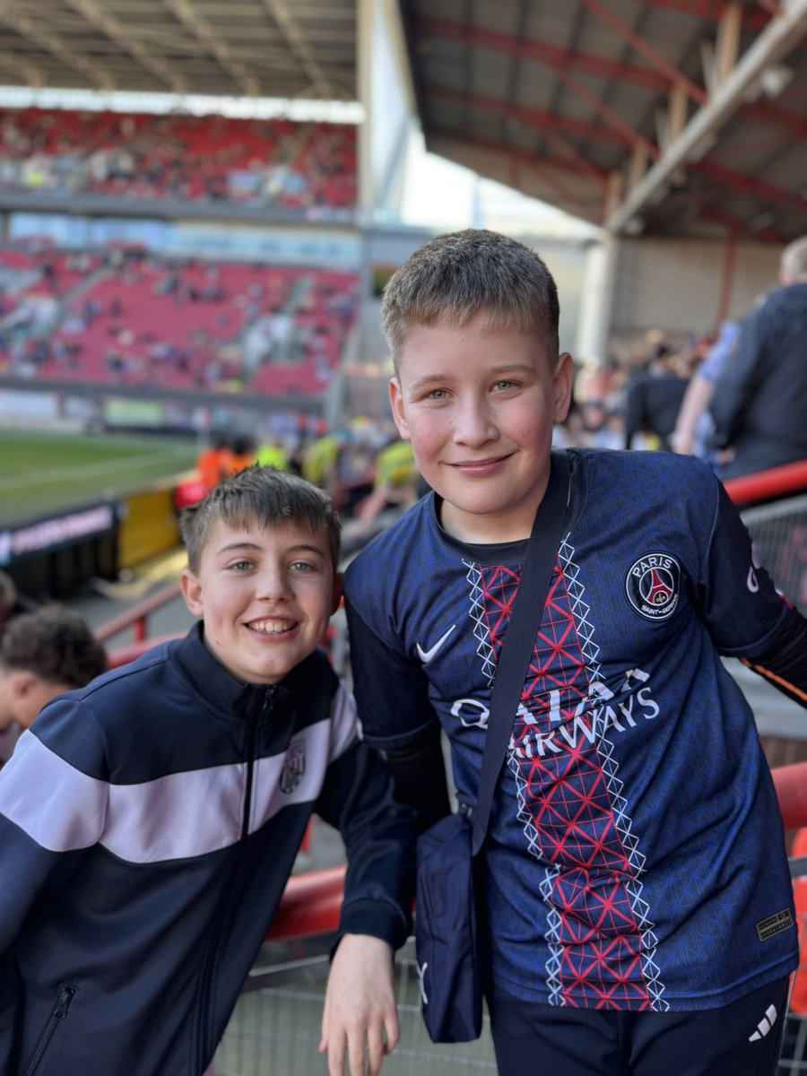 Glorious away day …… the players &amp; fans are all on board with mozza….. away end superb COYB 💙🤍⚽️