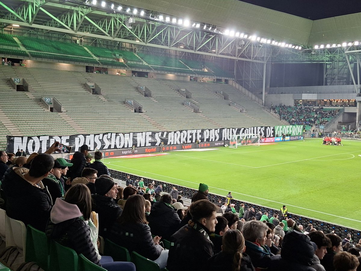 LeilaReb's tweet photo. #ASSSE #TeamASSE "Notre passion ne s'arrête pas aux grilles de Geoffroy" #Kopsud @greensangels ⚽️💚🫡 https://t.co/Knb8MUmbzo