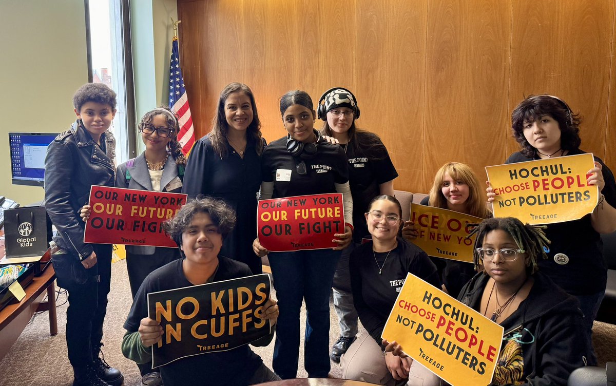 AMEmeritaTorres's tweet photo. 🌎  I always value time with our young people! I met with youth leaders from @TREEage_Team and @THEPOINTCDC to chat about climate policy and hear firsthand about the issues facing Bronx youth. https://t.co/dOJppXKvnx