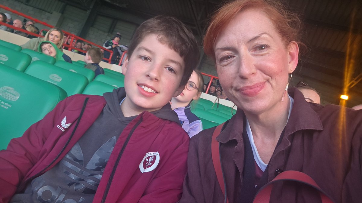 mariadonoghue24's tweet photo. Hopefully we'll be treated to a cracker tonight (Ben is wearing an Aston Villa jacket folks, he's still a Luimneach Lad).
#gaillimhabú #galway #luimneach https://t.co/3nSsdu3Yue