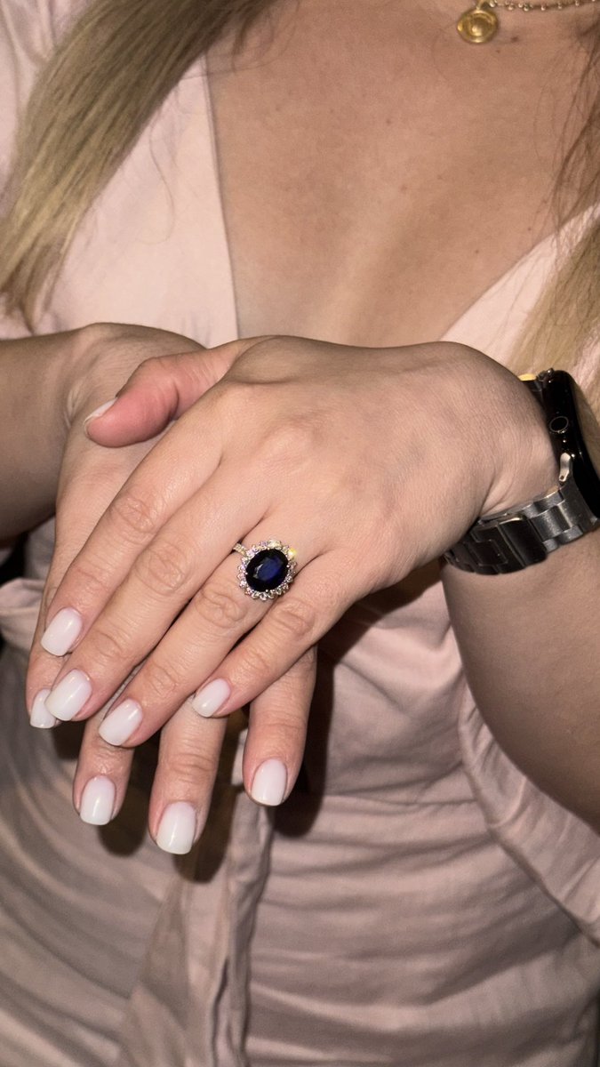 Manifesté, pedí, soñé… y él cumplió 💍✨  
Me dio el anillo que amo desde siempre.  
Mi novio, el mejor 🤍.