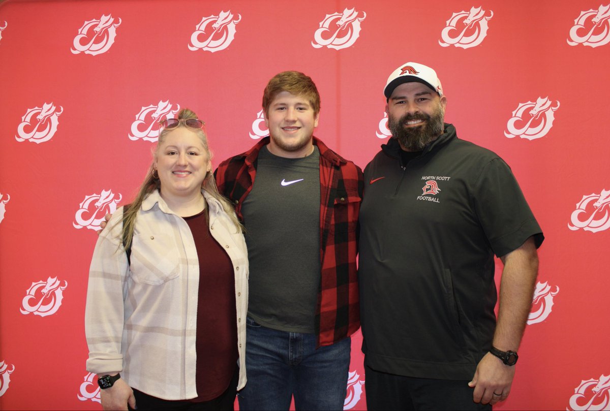 BryceStewart79's tweet photo. Thank you @CoachScott_88 and @msum_football had a great time getting to know more about dragon football!! https://t.co/Go3iKPe8sL