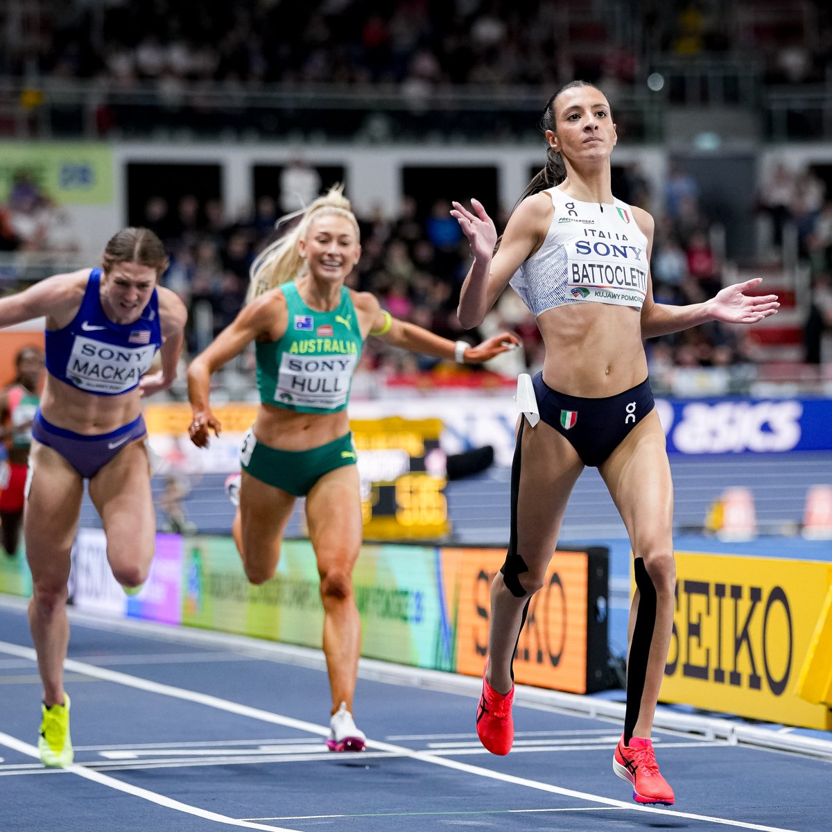 MAI IN DUBBIO 🇮🇹

Nadia Battocletti storms to her first ever world indoor title in the 3000m at the #WorldIndoorChamps with a perfectly times kick to finish in 8:57.64 💪

🥈 Emily McKay 🇺🇸 8:58.12
🥉 Jessica Hull 🇦🇺 8:58.18